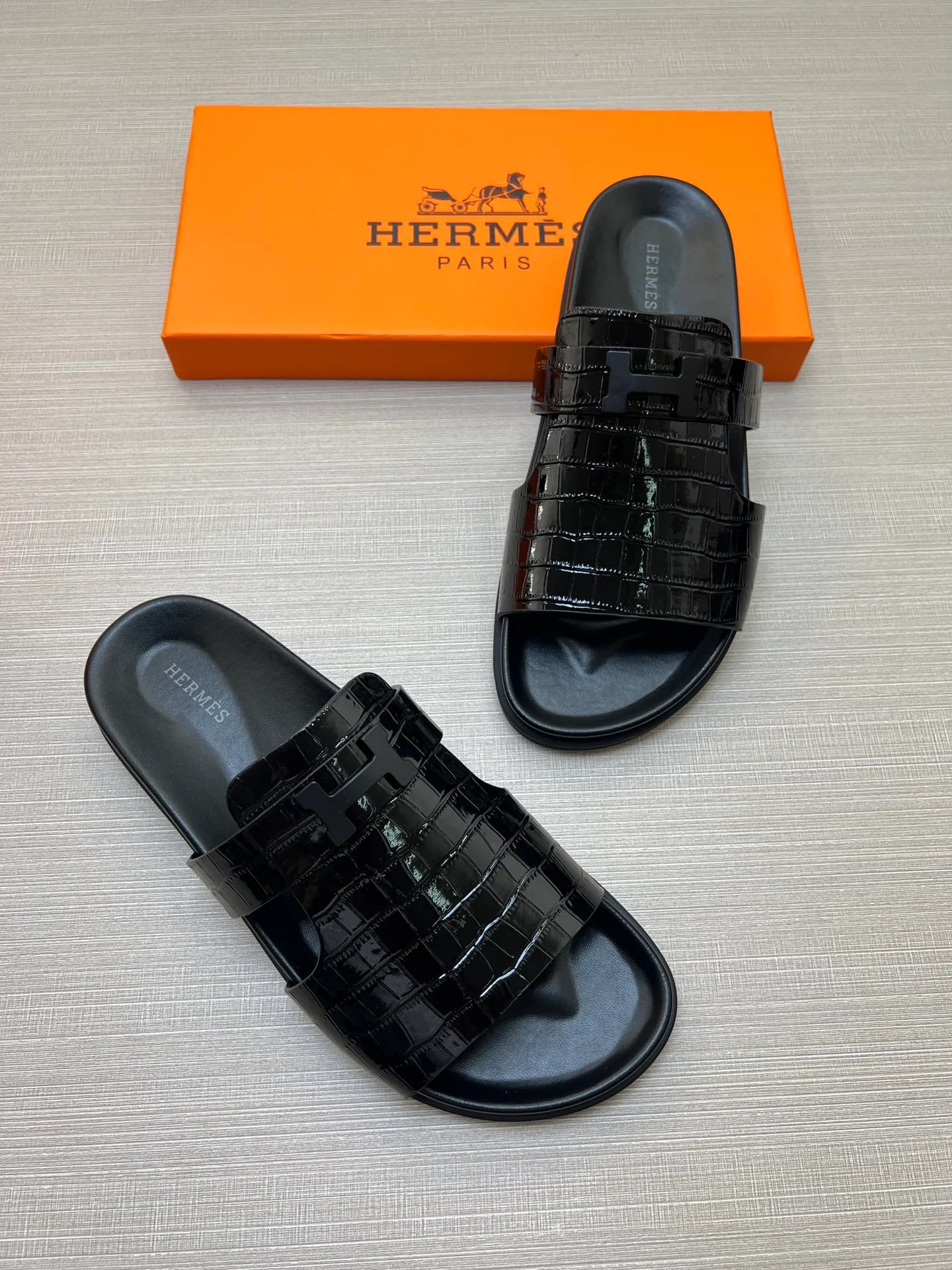 [H Family Hermès] P: 360💰 Size: 38-45 Hermes Men’s Kazimir Slippers - 2025 Summer New Hermès Same as the original version, with colored cowhide surface + rubber combined sole, handmade by master-level craftsmen! ❥High-end customization, exclusive products, the highest version in the industry.